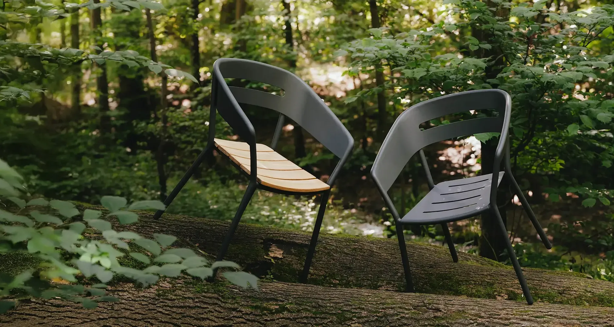 Zwei ALTEA Gartenstühle von TRAZOS zwischen Bäumen im Grünen